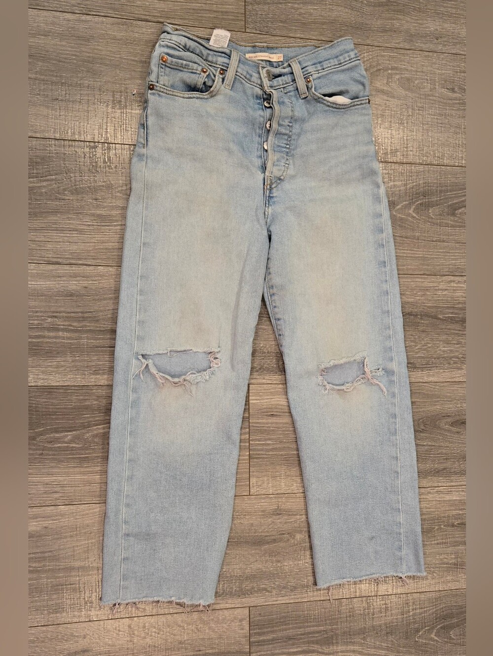 Levi’s Ribcage Straight Ankle Jeans Women’s 27 Light Wash Distressed Raw Hem.